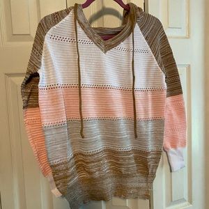 Pull over light sweater with hood